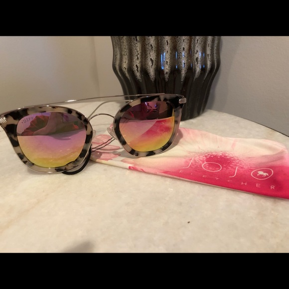 Jojo Fletcher Accessories - DIFF Jojo Fletcher Sunglasses   original Case